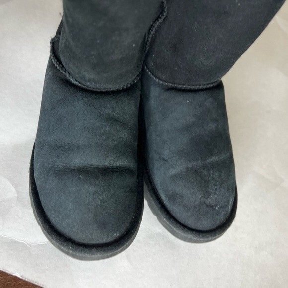 UGG black sheepskin  classic short II boot US 8 - Picture 12 of 16